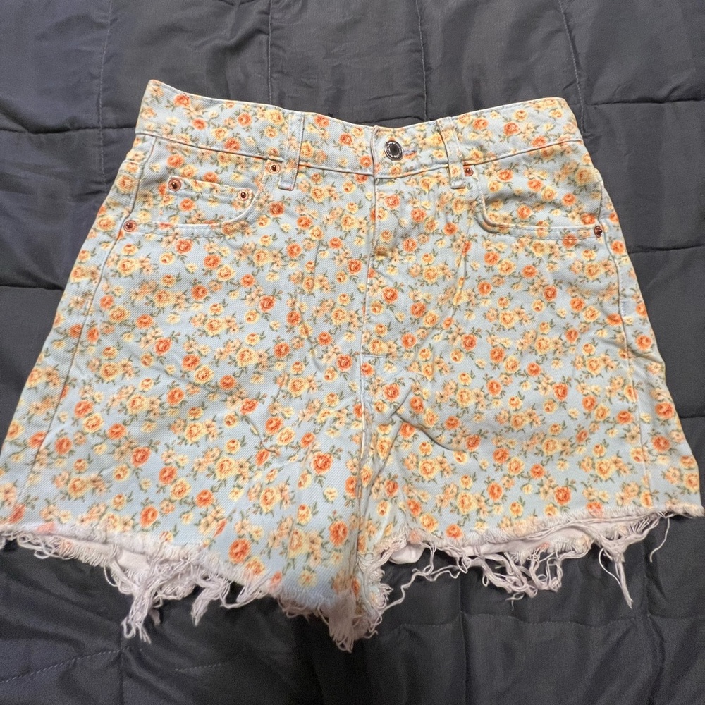 ZARA FLORAL JEAN SHORTS. SIZE 2
